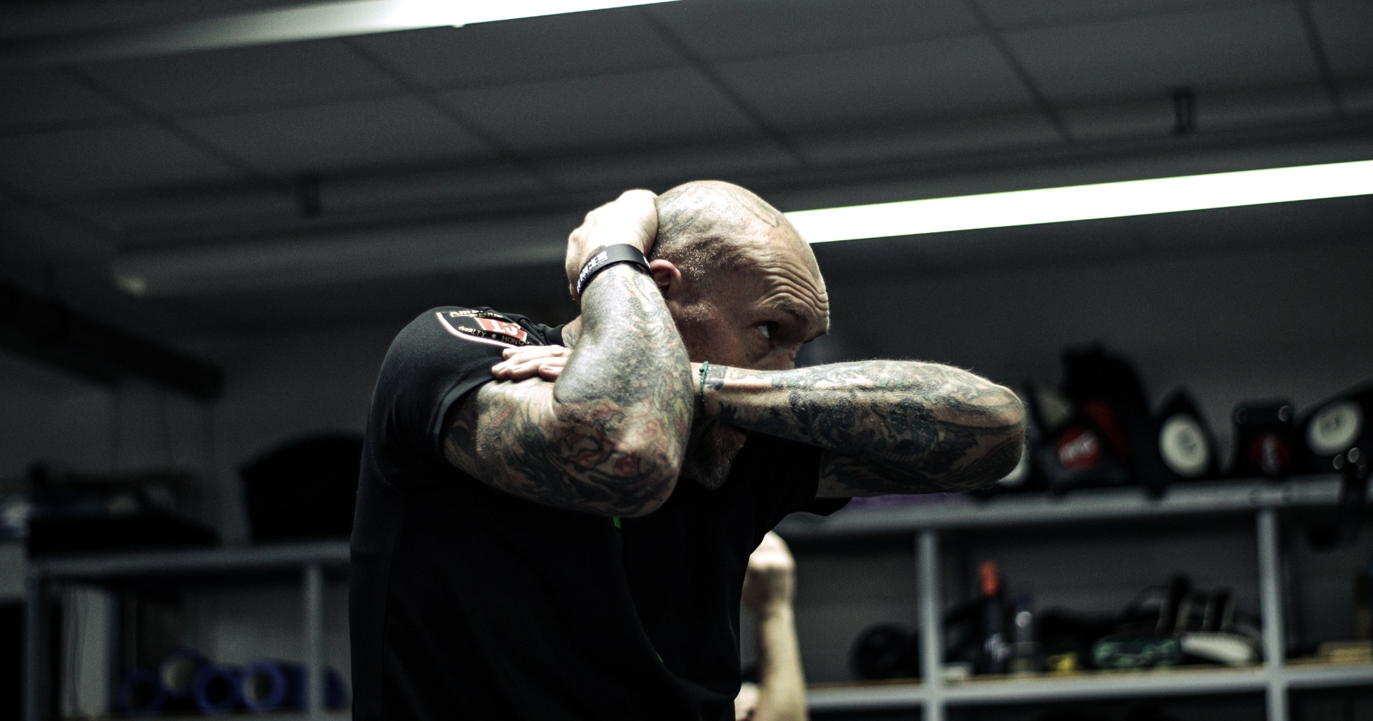 Andreas Wagner performs a shape.